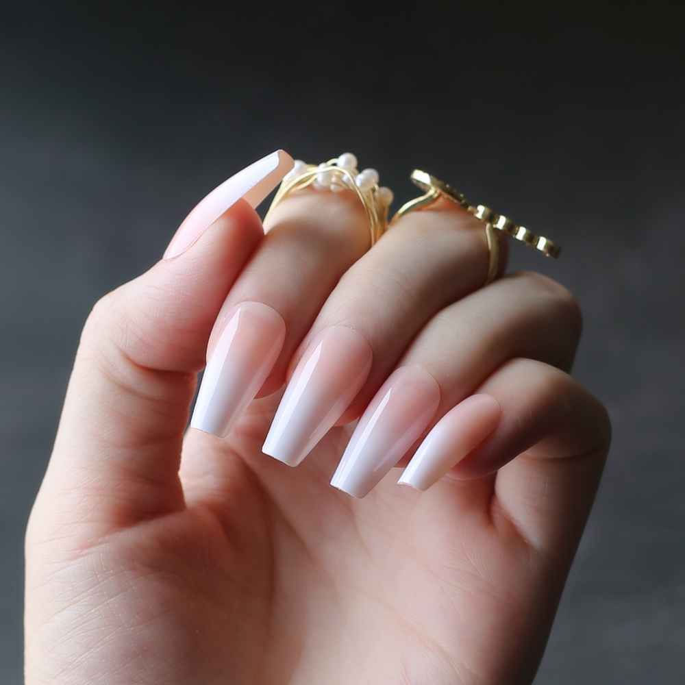 Nail Art Ombre Pink - スーパーロングヌードオンブルフレンチラインのヒントシャイニー偽爪小剣サロン光沢のある偽ネイル中アーモンドアート棺爪ピンク