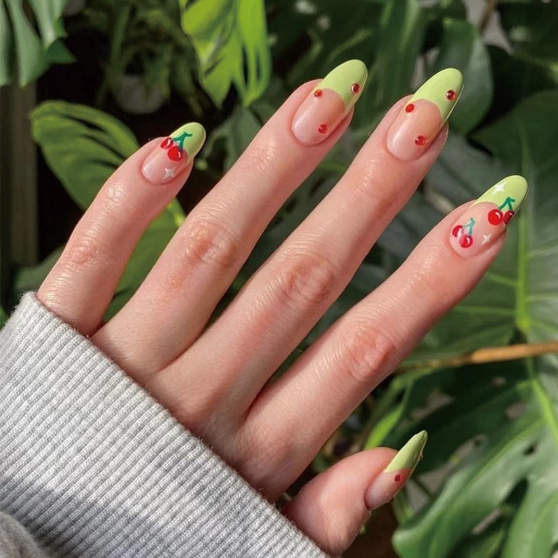 Nail Art Red Cherry - 24 個フレンチアーモンドフェイクネイルグリーンエッジのウェアラブルマニキュア、レッドダイヤモンドチェリーパターン付きフレッシュフェイクネイルチップアートファッション