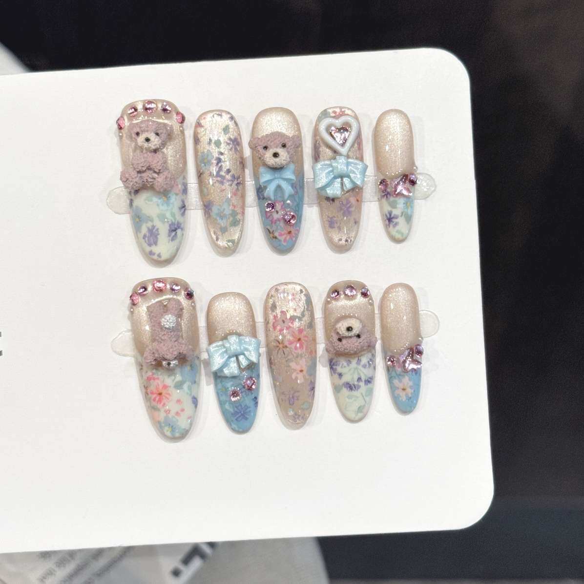 Nail Art Emerald - 10個入り純手作りオーバルネイルアート、青い花柄の小さなクマ、白いウサギ、ベリー、ストリーマーとリボン、女性に最適