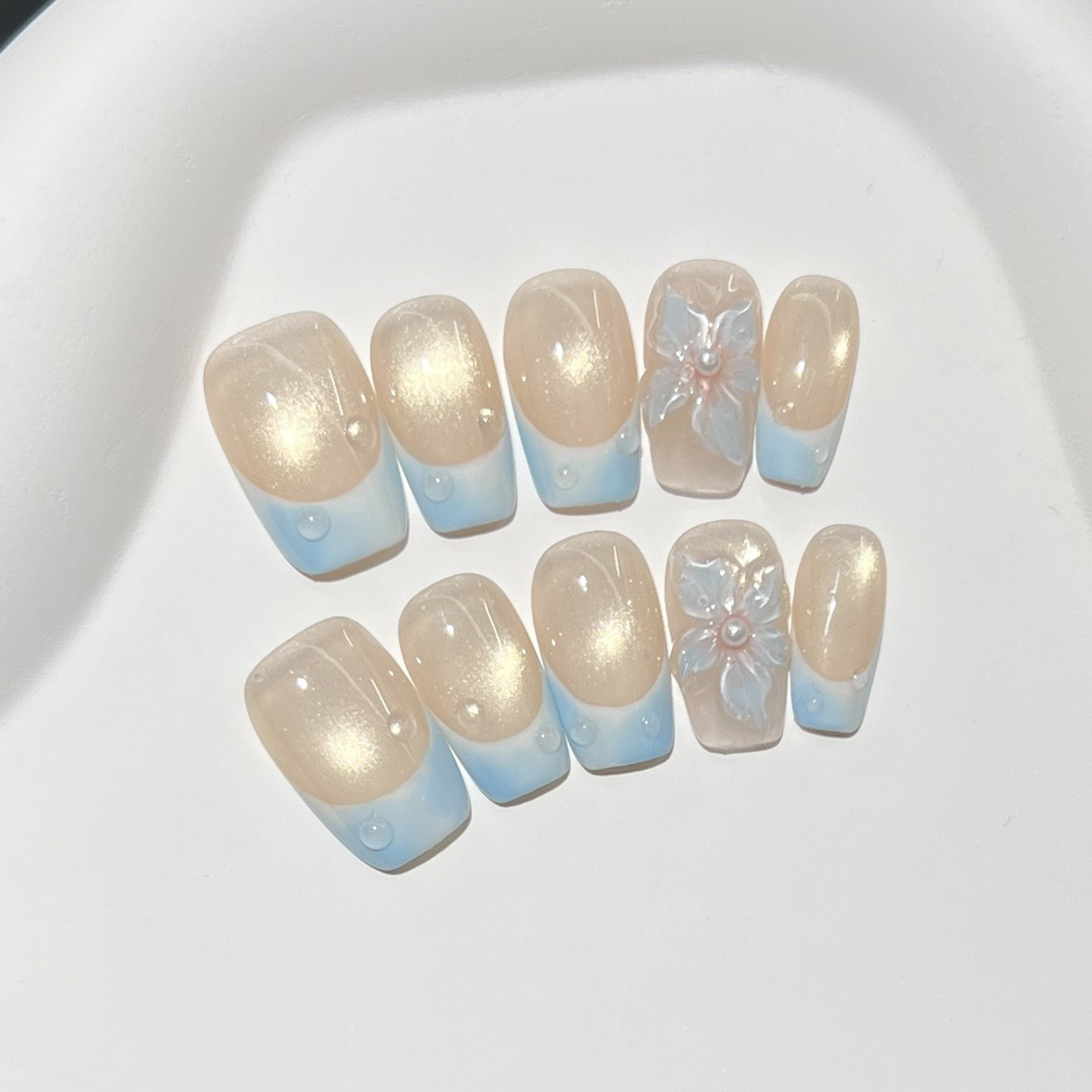 10枚入り フレンチブルー グロッシー フローラル プレスオ - Nail Art Emerald のレビューと価格
