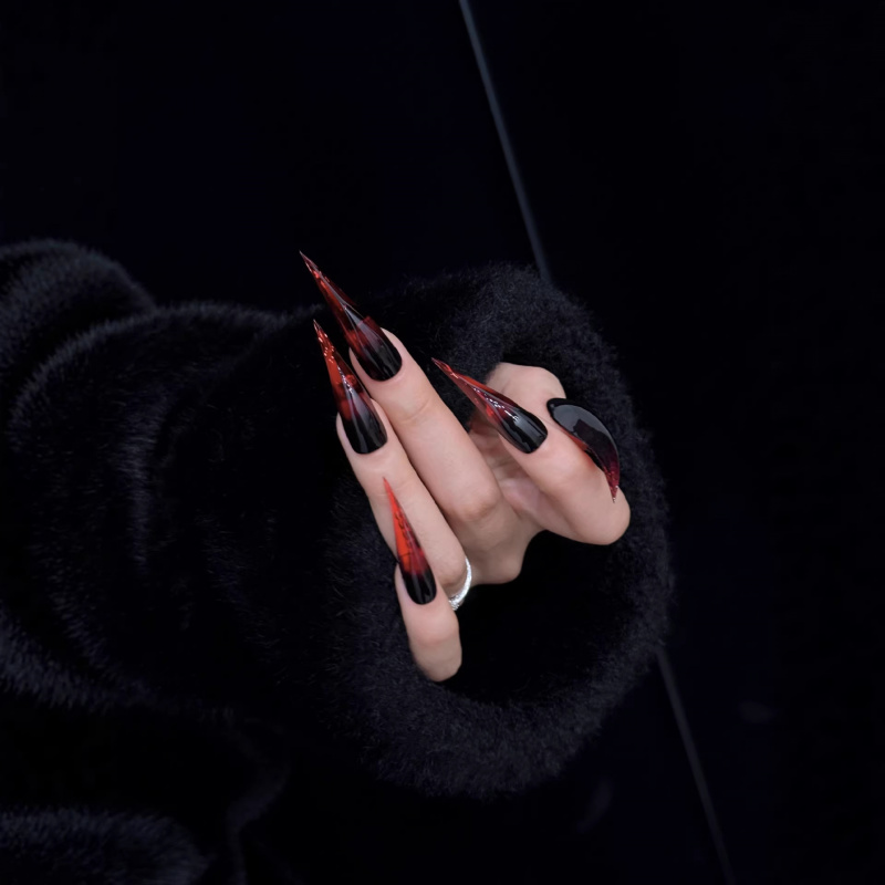 欧米で人気のクロスボーダーネイルアート：赤と黒のドラゴンクロ - Nail Art Gothic のレビューと価格