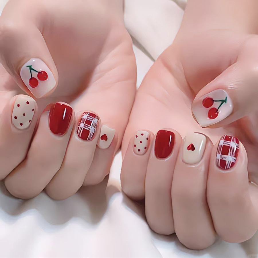 女性・女の子向けの短いスクエア型つけ爪、ヌードレッドカラー、 - Nail Art Red Cherry のレビューと価格