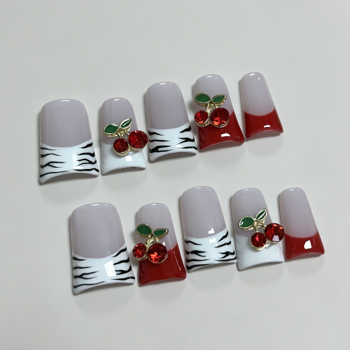 ミディアムスクエア10枚入りフレンチプレスオンネイル、ヌード - Nail Art Red Cherry のレビューと価格