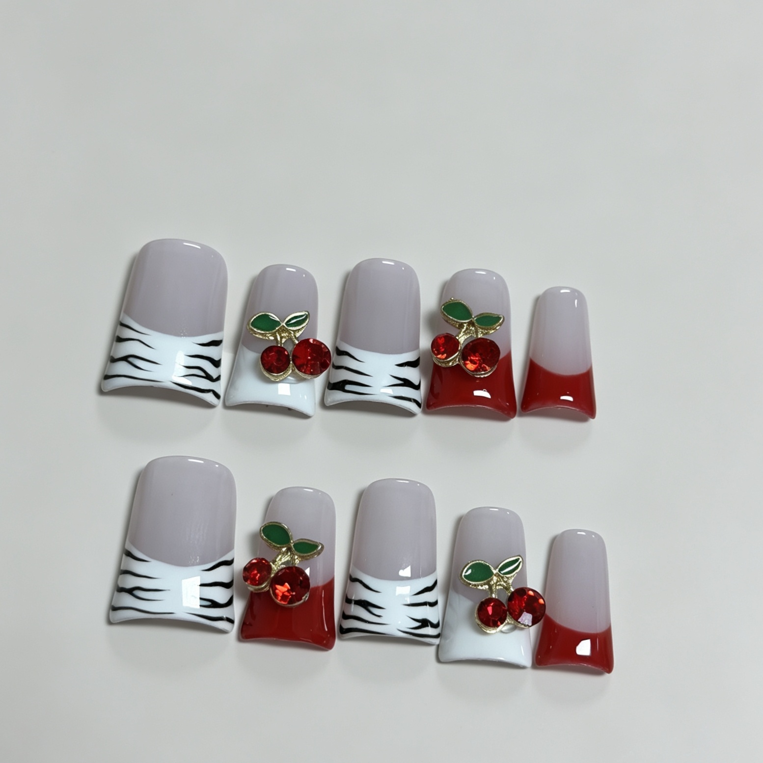 ミディアムスクエア10枚入りフレンチプレスオンネイル、ヌード - Nail Art Red Cherry のレビューと価格